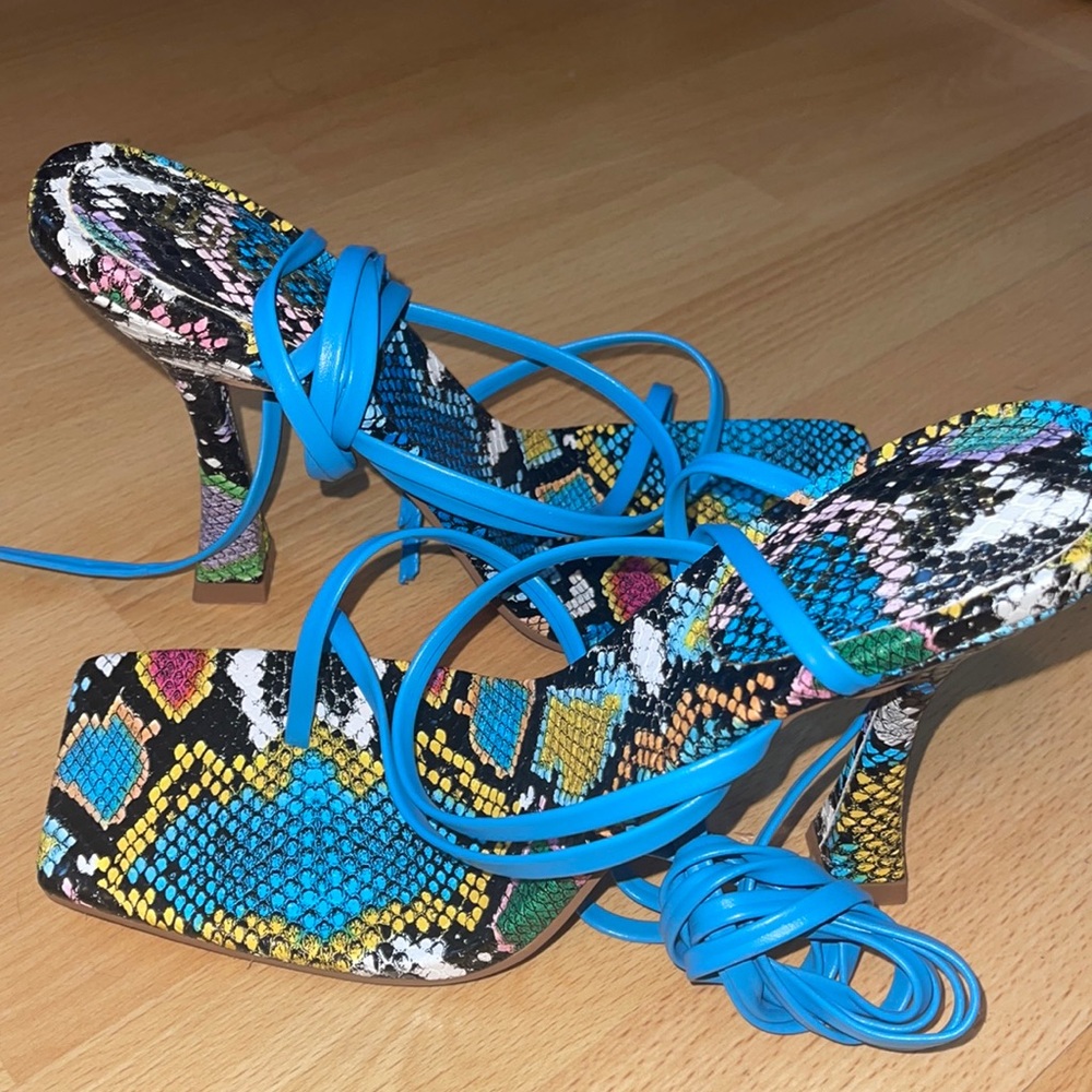Multi color patterned hella with ankle straps